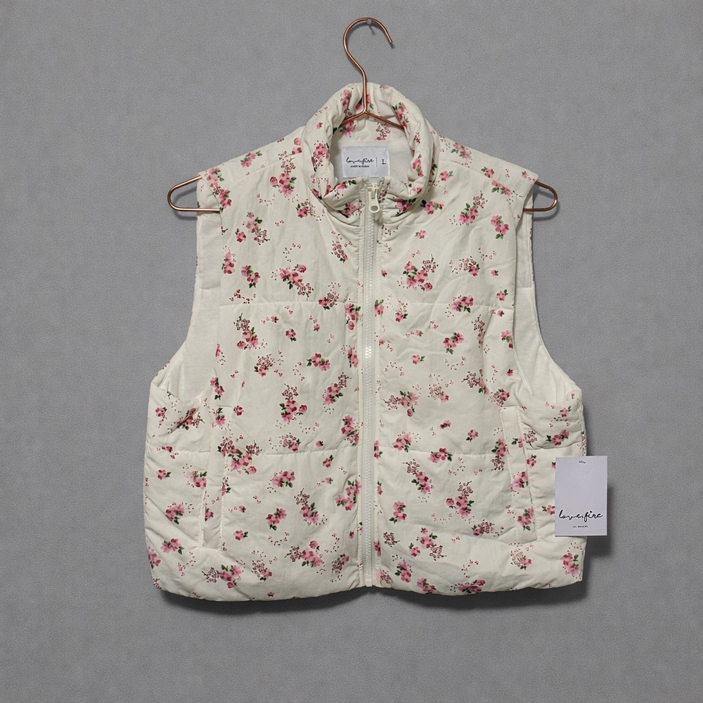 Floral Puffer Vest 🌸🤍 NWT.